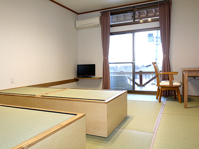 Universal Design 10-mat Japanese-style Room with Twin Beds